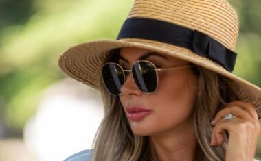 Woman with sun hat and sunglasses