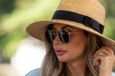 Woman with sun hat and sunglasses